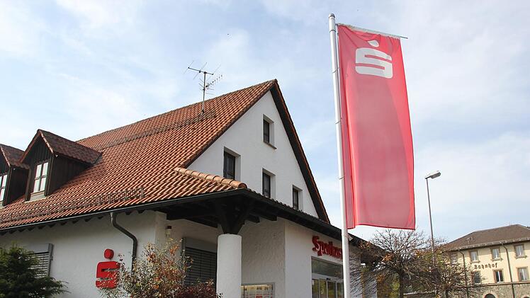 Die Geschäftsstelle der Sparkasse Kulmbach-Kronach am Pressiger Bahnhofsplatz. Foto: Andreas Schmitt