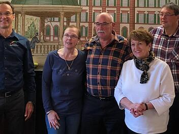 In den Ruhestand verabschiedet wurde Hubert Breitenbach. Von links:  der Geschäftsführer der Stadtwerke Bad Brückenau GmbH, Michael Garhamer,  Betriebsratsvorsitzende Sigrid Schnarr,  Hubert Breitenbach,  Bürgermeisterin Brigitte Meyerdierks sowie der Prokurist der Stadtwerke, Arnold Brust. Foto: Mario Brust.