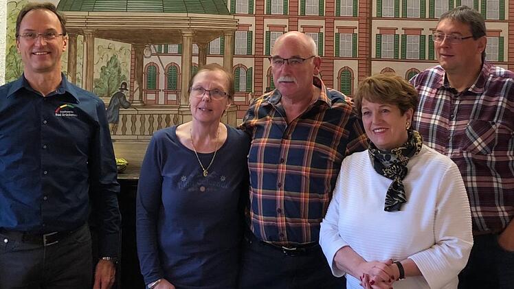 In den Ruhestand verabschiedet wurde Hubert Breitenbach. Von links:  der Geschäftsführer der Stadtwerke Bad Brückenau GmbH, Michael Garhamer,  Betriebsratsvorsitzende Sigrid Schnarr,  Hubert Breitenbach,  Bürgermeisterin Brigitte Meyerdierks sowie der Prokurist der Stadtwerke, Arnold Brust. Foto: Mario Brust.