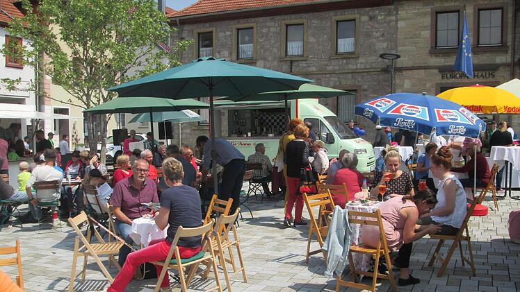 Süßes Frühstück auf dem Viehmarkt gibt es nicht alle. Eine Gelegenheit für viele Besucher.