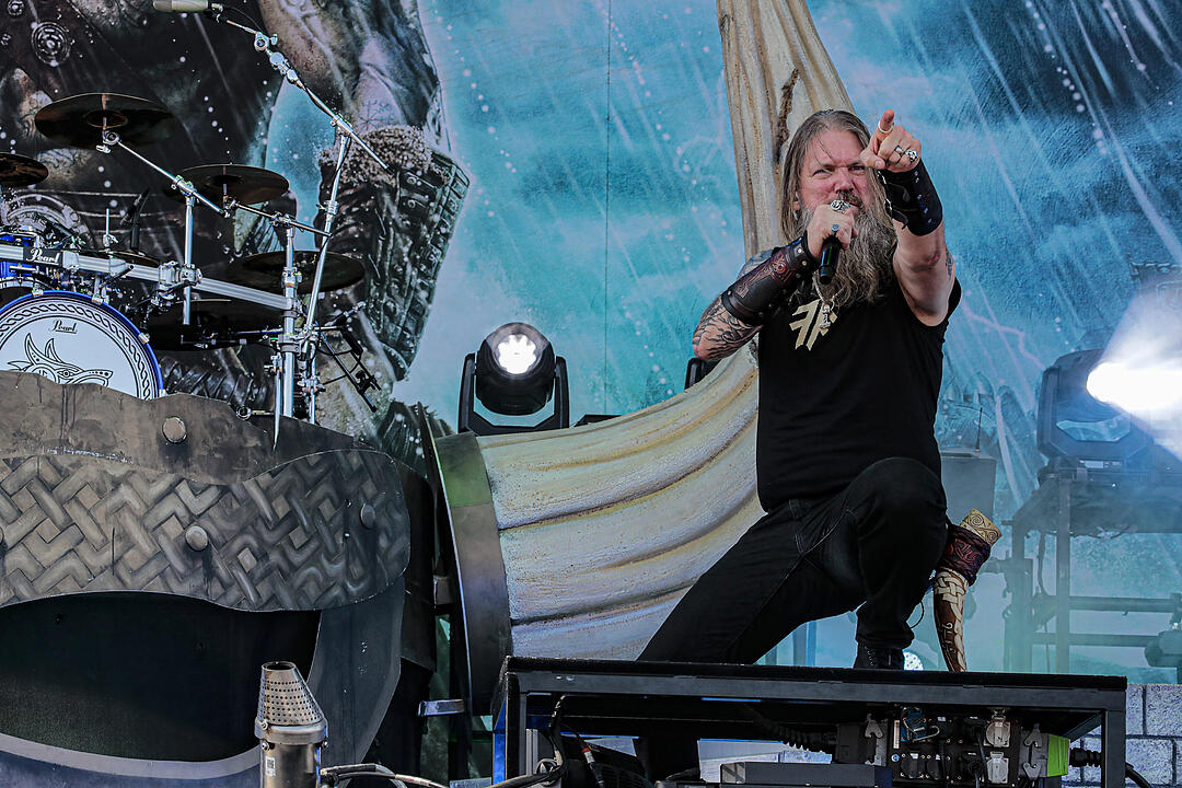 Amon Amarth bei Rock im Park 2019: Ganz viel Metal und Feuer bringt die Fans zum Durchdrehen