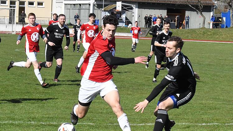 Konnte diesmal kaum offensive Akzente setzen: Bad Kissingens Jan Krettek (am Ball). Weil Nicolas Weber (rechts) und seine Nebenleute exzellent verteidigten, ging der Derbysieg verdient an den TSV Münnerstadt. Foto: Hopf