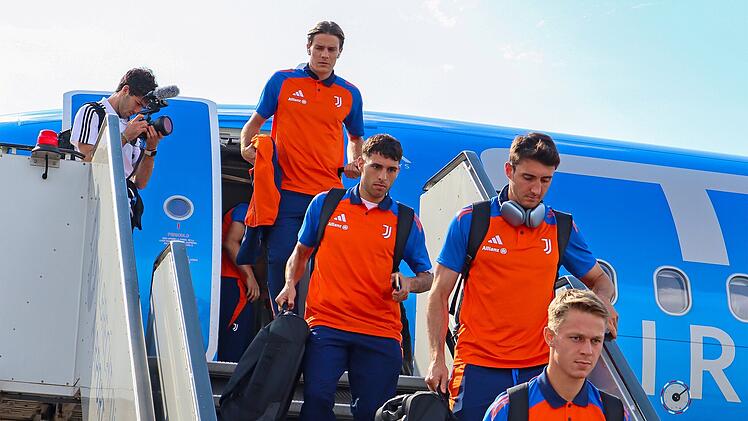 Flughafen Nürnberg: Juve Stars landen am Airport - Testspiel gegen den Club am Freitag