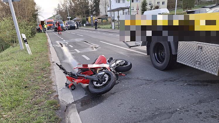 Fürth: Schwerer Unfall mit Motorradfahrer