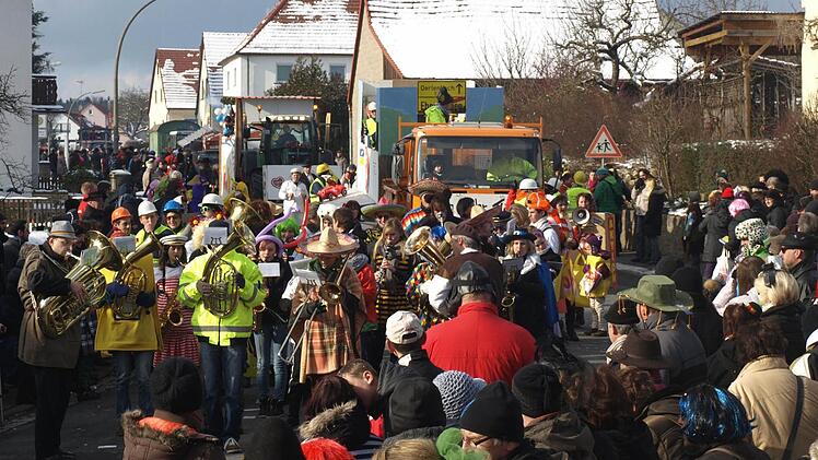 Beim Faschingszug in Ebenhausen säumten rund 4000 Besucher die Straßen und feierten mit den rund 250 Mitwirkenden.