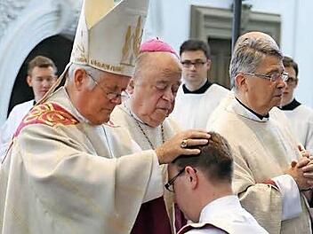 Bischof Friedhelm Hofmann legt Andreas Hartung die Hände auf.  Foto: pow