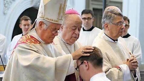 Bischof Friedhelm Hofmann legt Andreas Hartung die Hände auf.  Foto: pow