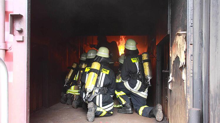 Training im Brandübungscontainer Foto: Carmen Schmitt