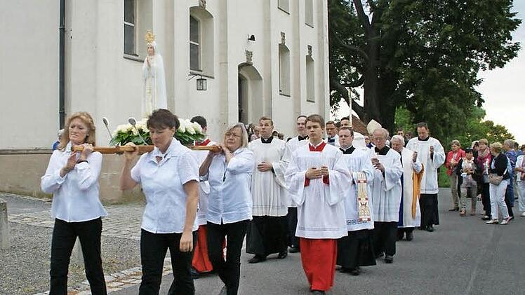 Die Fatima-Madonna führte die Lichterprozession zum Fatima-Tag an.  Fotos: Sabine Weinbeer