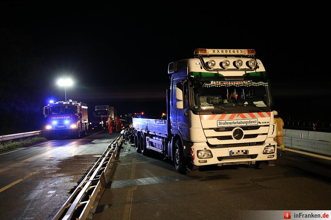 Lkw bleibt mit Kran-Aufbau an Autobahnbrücke hängen