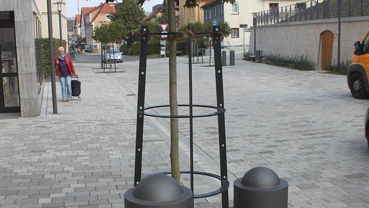 Solche Versorgungspoller, an denen Strom und Wasser gezapft werden kann, sind überall auf dem Platz verteilt. Foto: Matthias Einwag