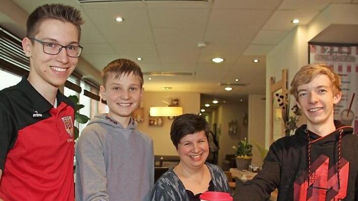 Nicolas Landgraf, Josias Neumüller, Katja Leinhos-Dittrich, die Chefin der "Kaffee-Plantage", Patrick Bär (von links) und Thomas Henning, der derzeit in den USA weilt, hatten die Idee, in Kulmbach ein Mehrwegbecher-System einzuführen. Fotos: Sonny Adam