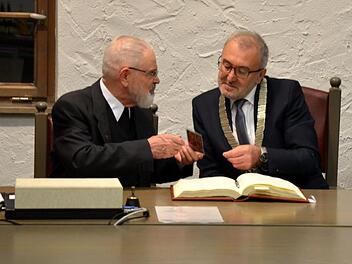Anton Otte (links) überreicht dem Heiligenstadter Bürgermeister Helmut Krämer eines seiner letzten Primizbildchen.Andrea Spörlein