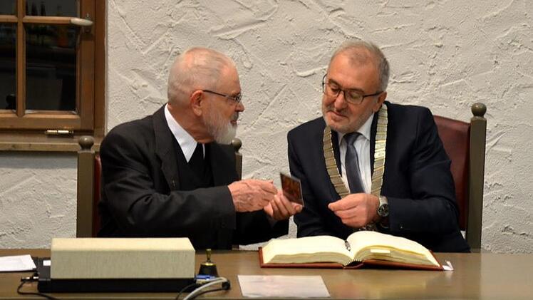 Anton Otte (links) überreicht dem Heiligenstadter Bürgermeister Helmut Krämer eines seiner letzten Primizbildchen.Andrea Spörlein