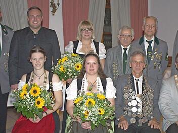 Die neuen Kreismajestäten (hinten von links): Herbert Nitschke, Alexander Hummel, Kreis-Vizekönigin Tanja Pflaum, Kreis-Vizekönig Antonio Altieri, Vize-Pistolenkönig Christof Dennerlein, Hans-Joachim Hiller; vorne von links: Kreis-Jugendkaiserin Franziska Knorn, Kreiskönigin Nicole Schiller, Kreiskönig Robert Günther, Kreis-Pistolenkönig Rainer Klehr  Fotos: Andreas Selig