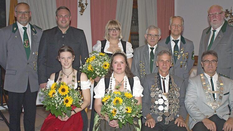 Die neuen Kreismajestäten (hinten von links): Herbert Nitschke, Alexander Hummel, Kreis-Vizekönigin Tanja Pflaum, Kreis-Vizekönig Antonio Altieri, Vize-Pistolenkönig Christof Dennerlein, Hans-Joachim Hiller; vorne von links: Kreis-Jugendkaiserin Franziska Knorn, Kreiskönigin Nicole Schiller, Kreiskönig Robert Günther, Kreis-Pistolenkönig Rainer Klehr  Fotos: Andreas Selig