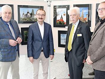 In der Ausstellung "In Franken unterwegs" v. l. OB Norbert Tessmer, Hans-Herbert Hartan, Carsten Ritzau und Klaus Wöhner Foto: Desombre