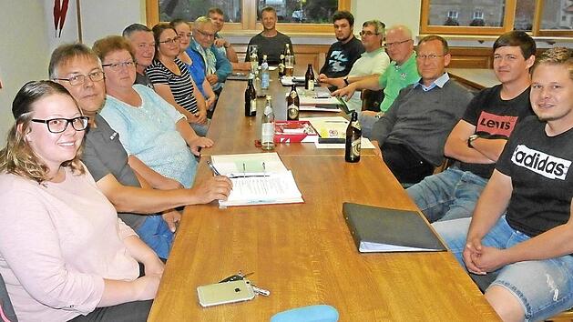 Unter Leitung von Vorsitzendem Herbert Sch&ouml;nmann (Zweiter von links) ist bereits ein Festausschuss am Planen f&uuml;r das Jubil&auml;umsjahr 2020, denn da wird die Blasmusik Kraisdorf 50 Jahre alt. Foto: Klemens Albert