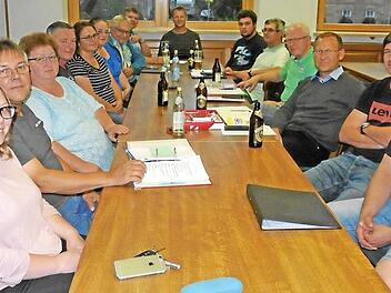 Unter Leitung von Vorsitzendem Herbert Sch&ouml;nmann (Zweiter von links) ist bereits ein Festausschuss am Planen f&uuml;r das Jubil&auml;umsjahr 2020, denn da wird die Blasmusik Kraisdorf 50 Jahre alt. Foto: Klemens Albert