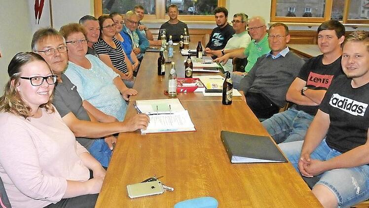 Unter Leitung von Vorsitzendem Herbert Sch&ouml;nmann (Zweiter von links) ist bereits ein Festausschuss am Planen f&uuml;r das Jubil&auml;umsjahr 2020, denn da wird die Blasmusik Kraisdorf 50 Jahre alt. Foto: Klemens Albert