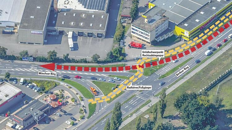 Der Unfallschwerpunkt beim Rechtsabbiegen vom Berliner in den Münchner Ring soll nun beseitigt werden. Foto: Ronald Rinklef/ Grafik: Micho Haller