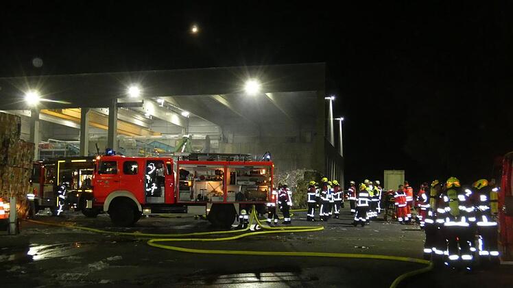 Rund 100 Einsatzkräfte von sechs Feuerwehren waren zu dem erneuten Brand im Entsorgungsfachbetrieb Koppitz im Knetzgauer Industriegebiet alarmiert.
