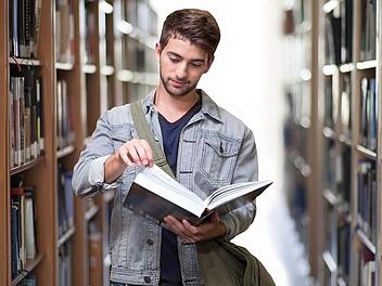 Wer Germanistik studieren möchte, hat im Studienalltag viel mit der deutschen Literatur und Sprache zu tun.