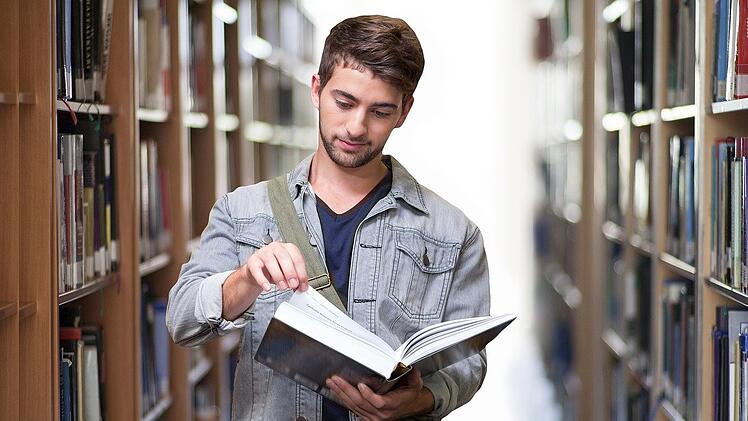 Wer Germanistik studieren möchte, hat im Studienalltag viel mit der deutschen Literatur und Sprache zu tun.