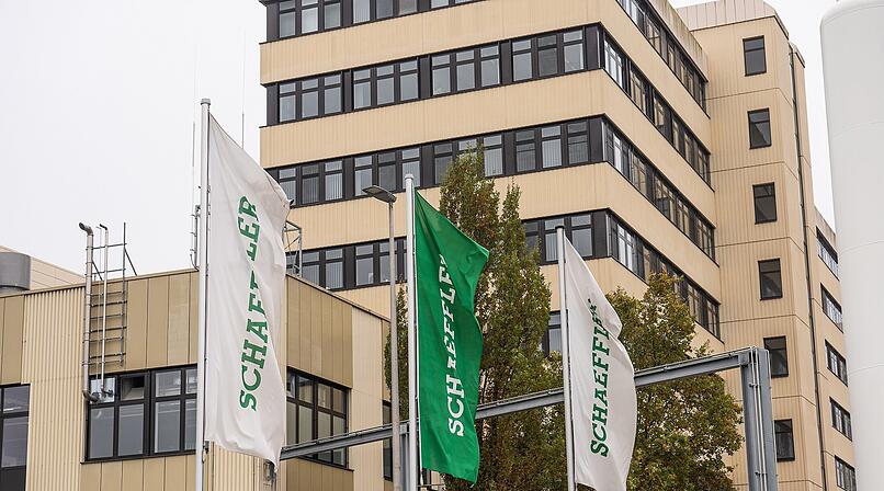 Schaeffler besch&auml;ftigt nach eigenen Angaben rund 110.000 Mitarbeitende an mehr als 250 Standorten in 55 L&auml;ndern.