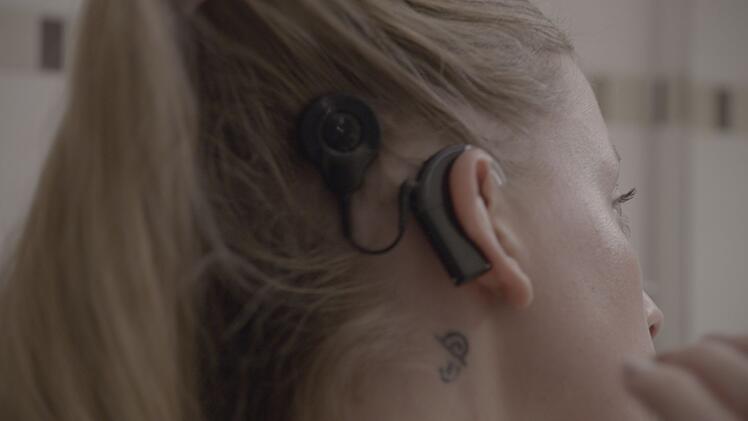 Schauspielerin Cindy lebt mit Cochlea-Implantat.