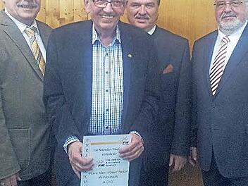 Der oberfränkische Bezirksvorsitzende der Freien Wähler, Klaus Förster, zeichnete Hans-Reiner Meisel mit der Ehrennadel in Gold des Landesverbands aus. Von links: Vorsitzender Philipp Simon Goletz, Hans-Reiner Meisel, Kreisvorsitzender und Landrat Klaus Peter Söllner sowie Klaus Förster Foto: Klaus-Peter Wulf