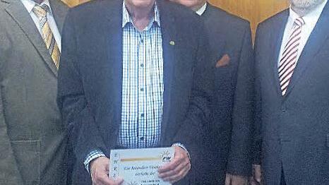 Der oberfränkische Bezirksvorsitzende der Freien Wähler, Klaus Förster, zeichnete Hans-Reiner Meisel mit der Ehrennadel in Gold des Landesverbands aus. Von links: Vorsitzender Philipp Simon Goletz, Hans-Reiner Meisel, Kreisvorsitzender und Landrat Klaus Peter Söllner sowie Klaus Förster Foto: Klaus-Peter Wulf