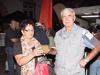 Besucher können am Freitagabend in der Innenstadt shoppen und dabei einen Schoppen genießen. Foto: Archiv/ Winfried Ehling