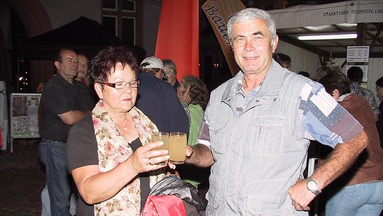 Besucher können am Freitagabend in der Innenstadt shoppen und dabei einen Schoppen genießen. Foto: Archiv/ Winfried Ehling