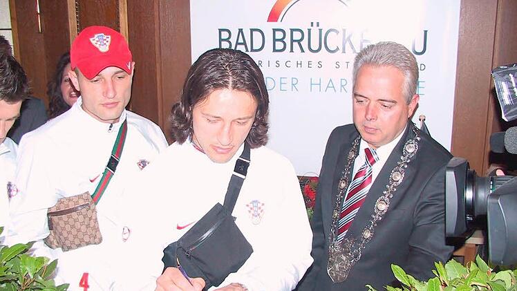 Eintrag ins Goldene Buch der Stadt Foto: Ralf Ruppert/Archiv Saale-Zeitung