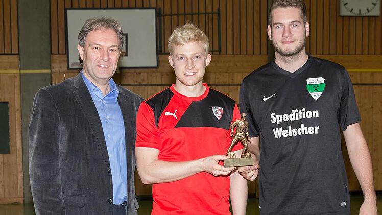 Den Torschützenpokal von Landrat Klaus Löffler teilten sich mit jeweils vier Treffern Marc Schulz vom FC Kronach (Mitte) und Fabian Müller vom FC Stockheim.
