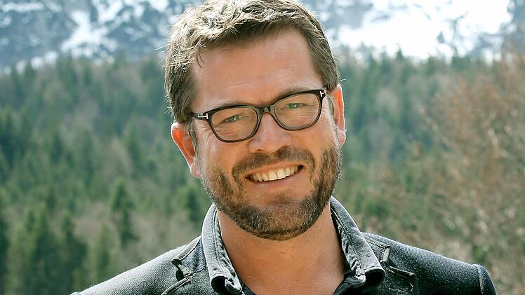 Der frühere Verteidigungsminister Karl-Theodor zu Guttenberg (CSU), aufgenommen am 27.04.2015 auf Schloss Elmau Foto: Stephan Jansen/dpa