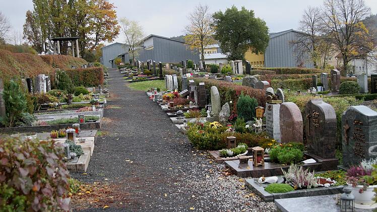 Mancher im Ratsgremium sprach sich für Pflasterbelag auf den  Hauptwegen aus. Foto: Günther Geiling