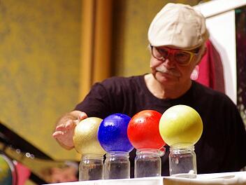 Karl-Heinz Röhlin mit den "Big 4", die er als farbige Perlen aufgezeigt hat. Klaus Werner
