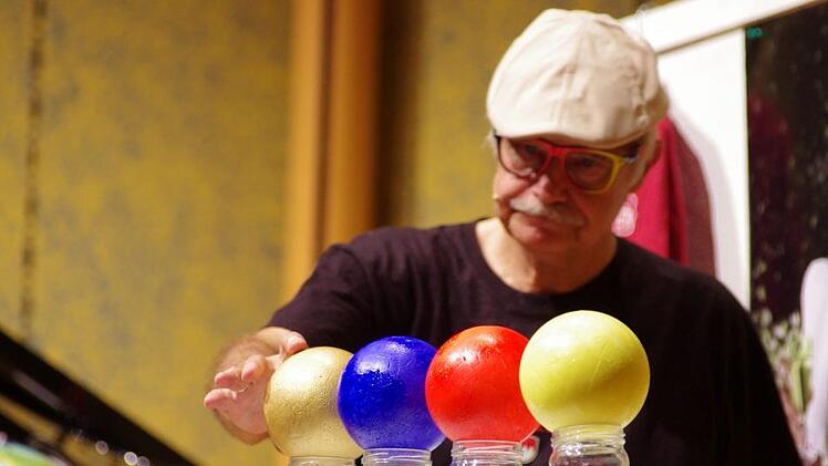 Karl-Heinz Röhlin mit den "Big 4", die er als farbige Perlen aufgezeigt hat. Klaus Werner