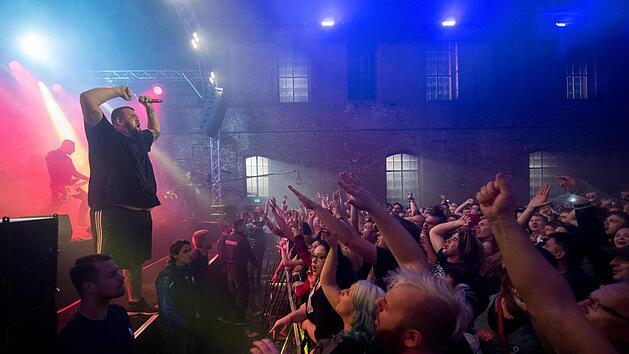 Die Band Feine Sahne Fischfilet mit Frontmann Jan "Monchi" Gorkow (links) bei einem Konzert in Dessau. Am kommenden Samstag sind sie in der Brose-Arena zu erleben. Foto: Hendrik Schmidt, dpa/Archiv