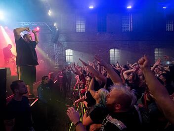 Die Band Feine Sahne Fischfilet mit Frontmann Jan "Monchi" Gorkow (links) bei einem Konzert in Dessau. Am kommenden Samstag sind sie in der Brose-Arena zu erleben. Foto: Hendrik Schmidt, dpa/Archiv