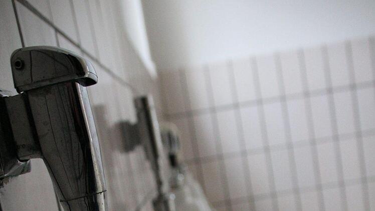 Die Toiletten in der "Neuen Schule" in Stangenroth bedürfen einer Modernisierung. Foto: Johannes Schlereth