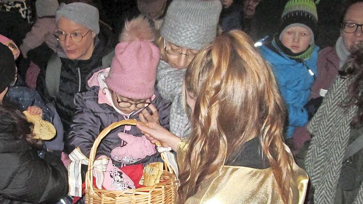 Für die Kinder war das Christkind das mit Spannung erwartete Highlight - schließlich brachte es auch Süßigkeiten mit.