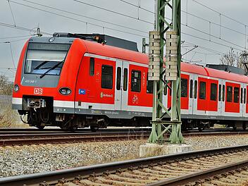 Mann stoppt S-Bahn bei München