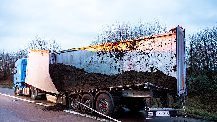 Spektakulärer Unfall auf A1: Mist-Lkw verursacht 18 Verletzte und totalen Stillstand