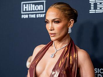 Jennifer Lopez Schummeln erlaubt? Manchmal muss man eben ein wenig nachhelfen, um ewig jung - oder wenigstens ein paar Jahre jünger - zu bleiben. Manche Stars wie Jennifer Lopez nahmen es mit der eigenen Altersangabe nicht ganz so genau.