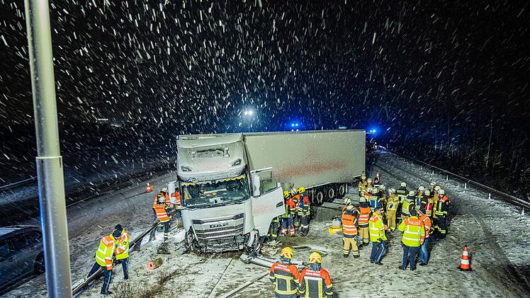 Starke Schneef&auml;lle erreichen Bayern - 40 Tonner kracht auf schneebedeckter Autobahn in Leitplanke