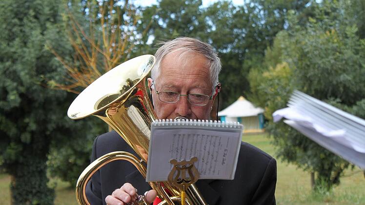 Kaum ist der Schauer vorbei, sorgt die Stadtkapelle Ancenis für beste Stimmung.