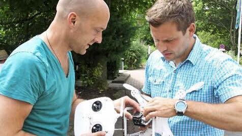 Stephan de Leuw (links) und Kilian Reichert machen die Drohne vom Typ DJI "Phantom" startklar.